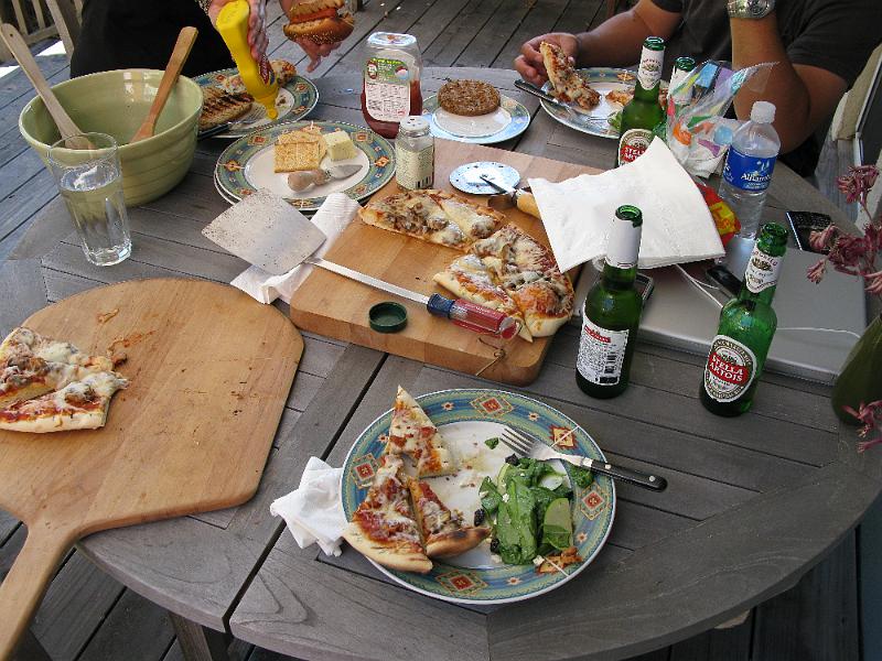 IMG_0966.JPG - Beginning the grilled pizza feast.