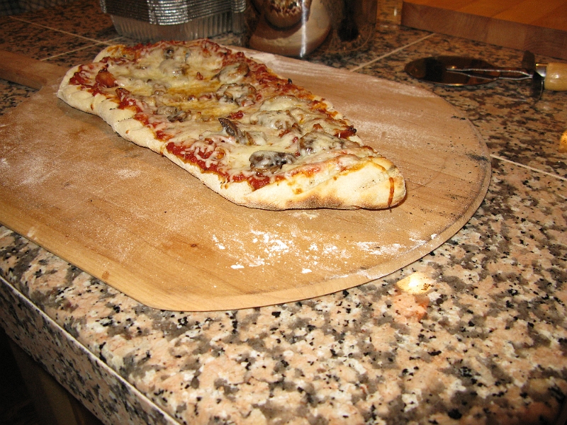 IMG_1063.JPG - Browns up the side of the crust too. Regular oven can't manage that.