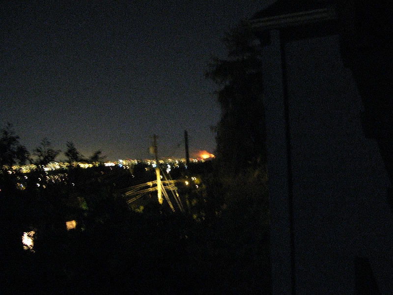 IMG_1328.JPG - Then I saw the tower lights from near the approach to the bay bridge, and they were in front of the fire, so I thought maybe north berkeley, near Hwy 80.
