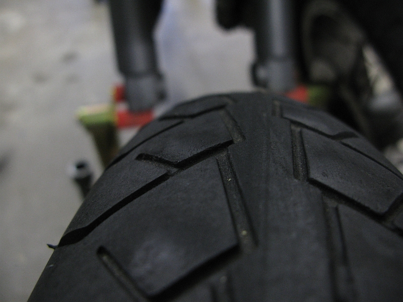 IMG_2059.JPG - Weird cupping on the front tire.