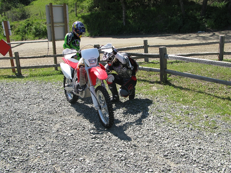 IMG_2438.JPG - Pete's bike no want to worky. Idles but no power.
