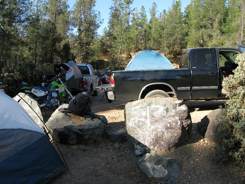 IMG_2695.JPG - Camping on the edge of the access road. The campsites were full of 4x4s.