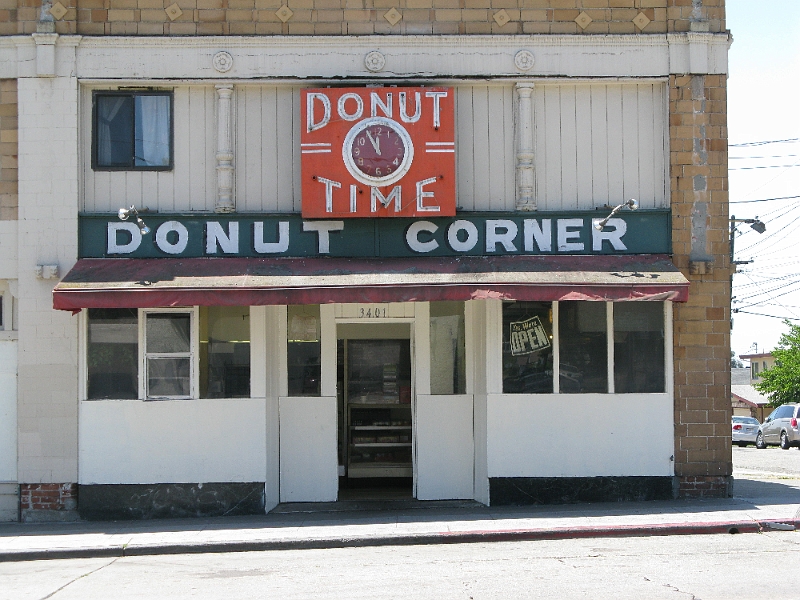 IMG_2706.JPG - I so wanted this to be a good donut place, but it looks like a scary ghetto front operation.