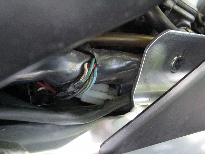 IMG_0098.JPG - Spotted this loose connector and thought my problems were solved.