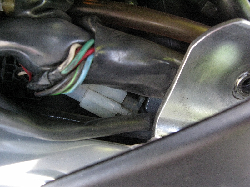 IMG_0099.JPG - But it is the sidestand switch, which is like that accidentally-on purpose.