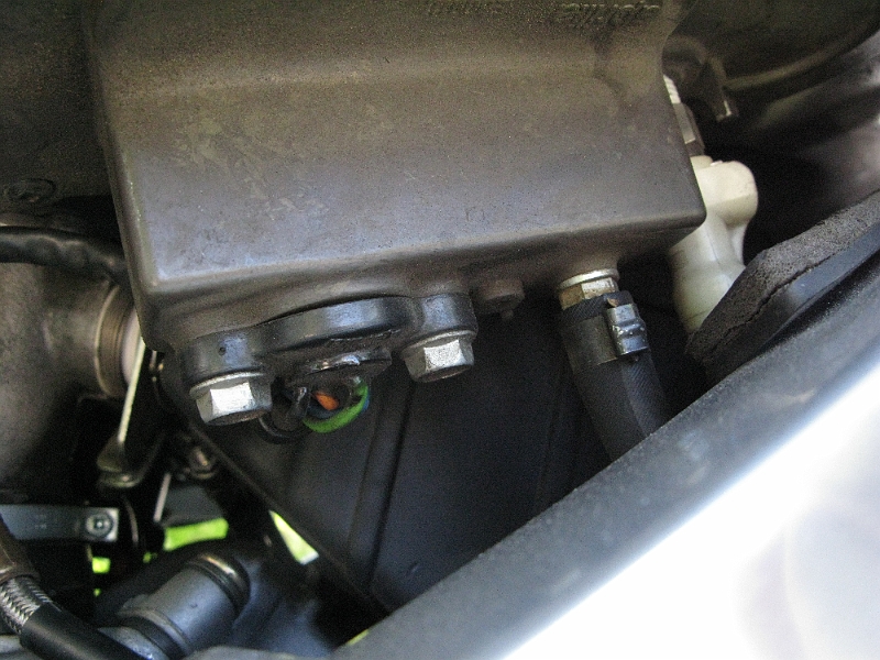 IMG_0102.JPG - Bottom of the fuel pump. Either that assembly with the wires is bad, or the pump is bad.