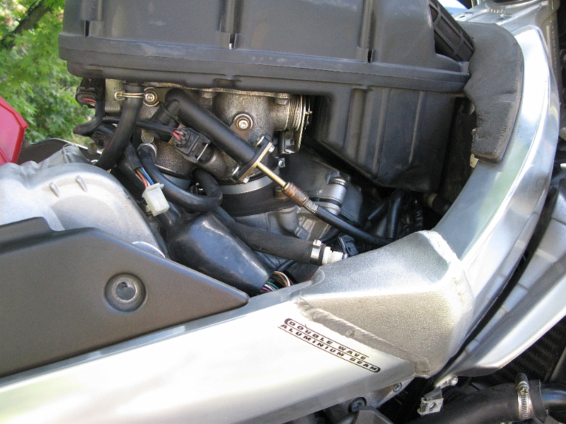 IMG_0107.JPG - The loop of fuel lines from the tank, to the injectors and back again on this bike is not very intuitive.