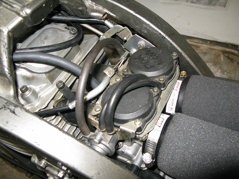 IMG_0114.JPG - Kawasaki EX250 carbs on the Yamaha SRX600. Was able to use an EX choke cable and fit it to the stock SRX lever on the left bar. Also fit the SRX vacuum port to the EX coasting enrichener.