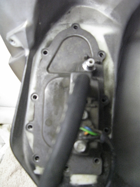 IMG_0127.JPG - Ten screws. Plastic tank has just enough flex that once you undo them they don't want to line up again.