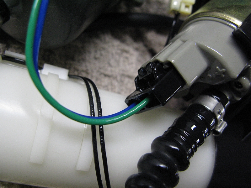 IMG_0132.JPG - This is the connector I think is giving the trouble. Or the fuel pump motor itself.