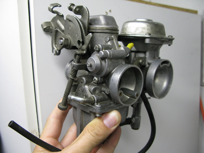 IMG_0147.JPG - Note how the cables come in at a low angle. Will have to replicate that on the EX250 carbs.