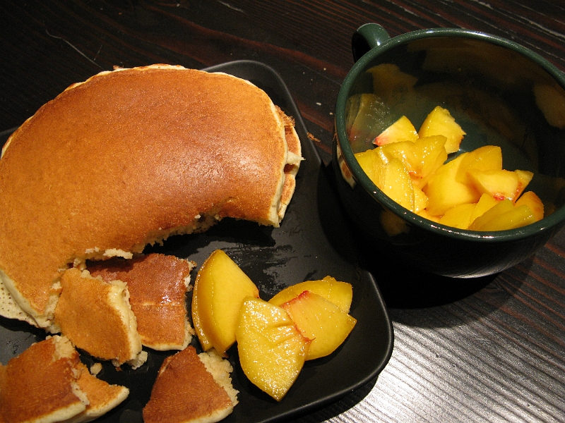 IMG_0217.JPG - A 3 pancake stack with a whole peach is a bit too much for breakfast, but as dinner after a 2 hour bicycle ride, it stands no chance.