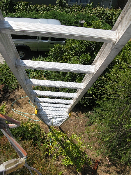 IMG_0374.JPG - 30ft ladder. Not a place where I'd want to be.