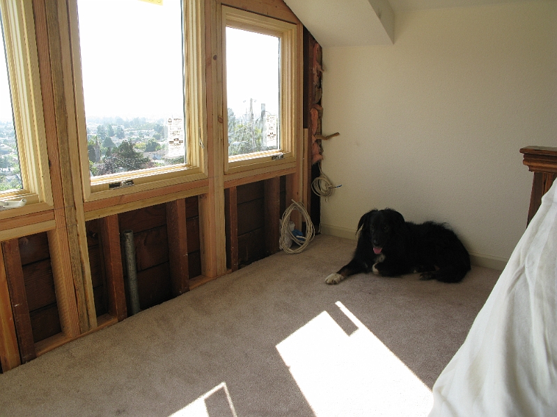 IMG_0393.JPG - Schaefer gave clear indication he thinks this zone between the windows and the bed will be suitable for naps in the sun.