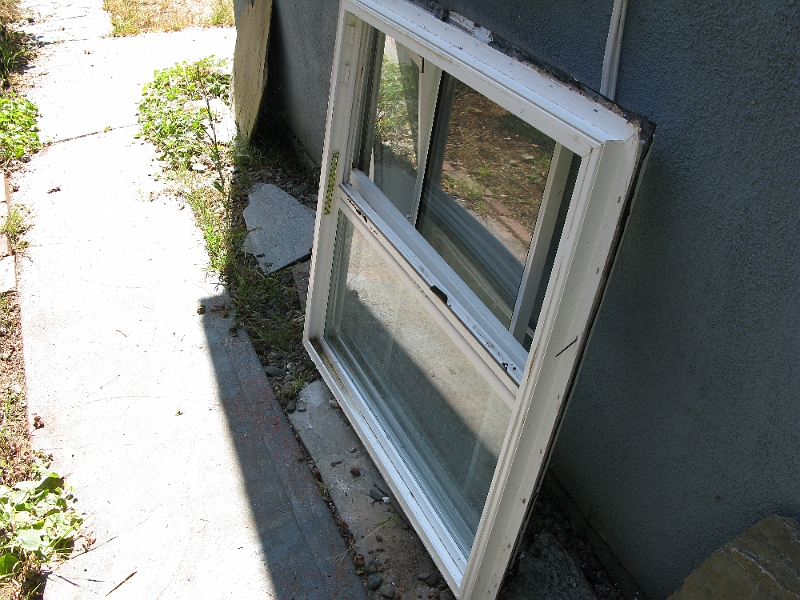 IMG_0433.JPG - Old windows. Will probalby save them as spare parts for the remaining windows in the rest of the house.