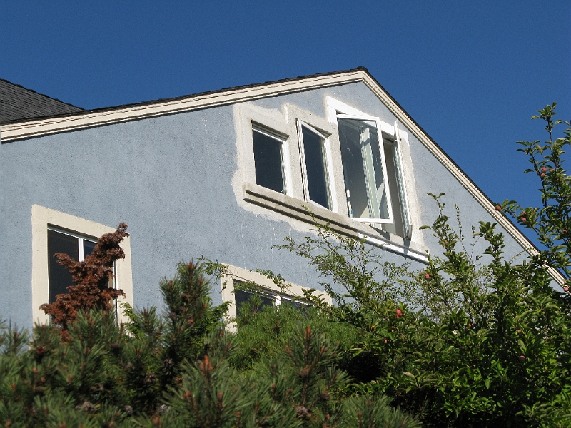 IMG_0455.JPG - Hmm. Make that, tomorrow they finish the stucco trim, then Friday they paint.