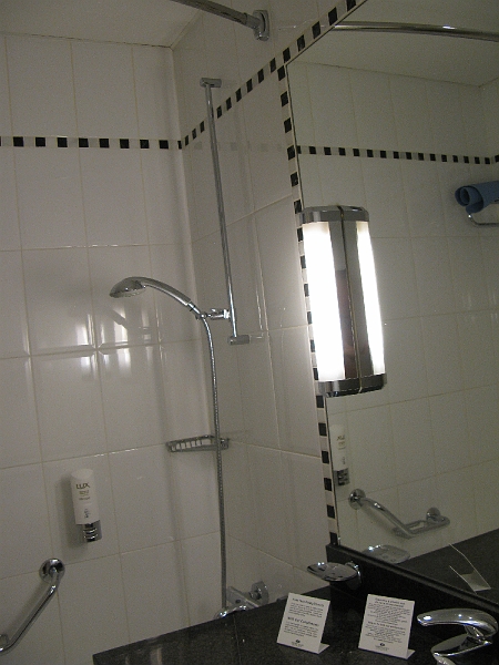 IMG_0627.JPG - Scrutinized this for any ideas I could use in my own upcoming bath remodel.