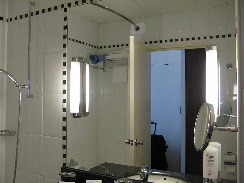 IMG_0629.JPG - In case you were wondering why there were 3 pics of the bathroom.