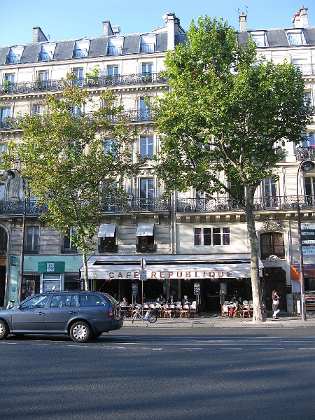 IMG_0696.JPG - Nice place to get a latte. Very see and be seen, in the local style.