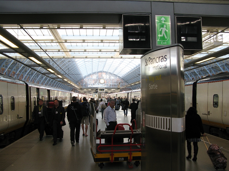 IMG_0716.JPG - Back in London. A bit of time to kill before catching a domestic train to Liverpool.