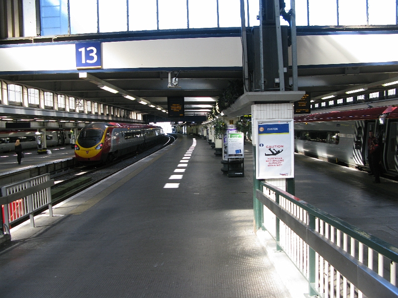 IMG_0728.JPG - Regional train looks an awful lot like the chunnel train.