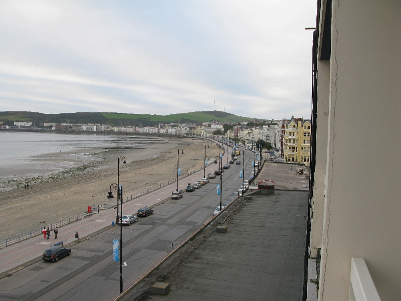 IMG_0770.JPG - Walked all that way from the far left where the terminal is, dragging the wheelie bag behind me, again. Didn't realize how far up my hotel was. That long arc of hotels is the Promenade, aka, the Prom.