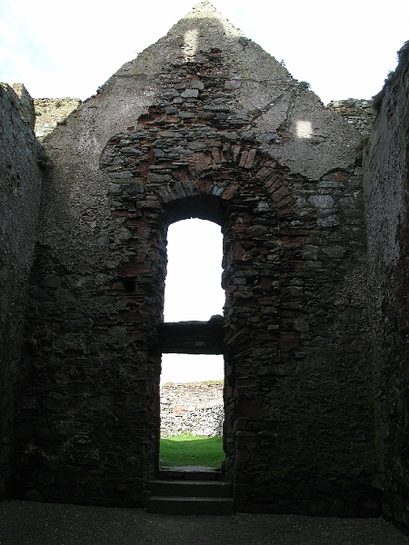 IMG_0841.JPG - I do kind of like how the facing has worn off the walls and the raw stones show through however. Very particular about my castle patinas I am, apparently. It is also interesting to see where they redid things, like how the larger arch around the existing opening was partly filled in.