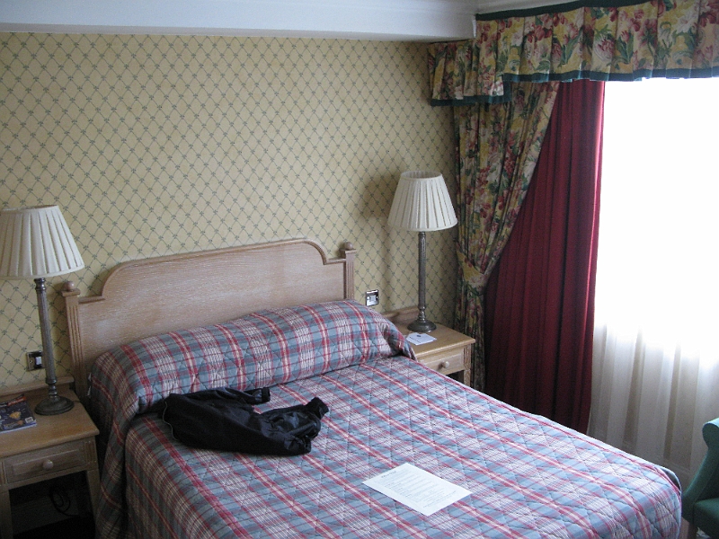 IMG_0933.JPG - If you look at the floor plan they post to show you where the emergency exit is, you can see this is the smallest room in the hotel. Hence the cheapo Orbitz rate.