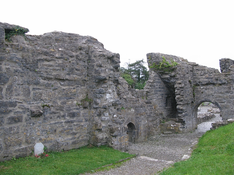 IMG_1057.JPG - Either this thing has sunk dramatically or the ground has been built up over the centuries.