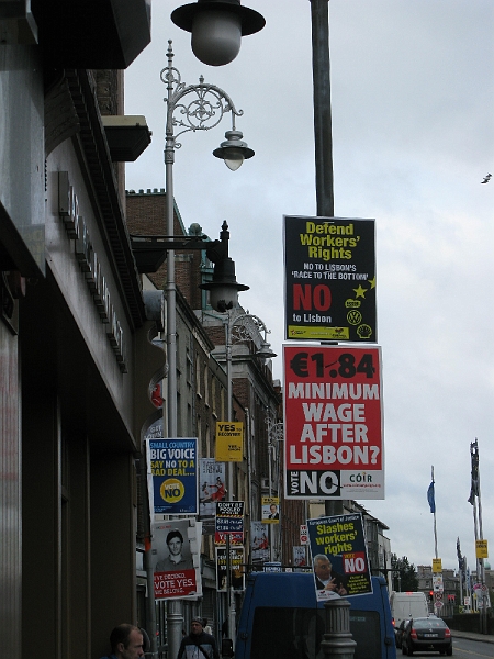 IMG_1076.JPG - Today is the day Ireland votes on the Lisbon treaty, amending the nature of the EU. These signs were EVERYWHERE. It reminded me of the Prop 8 vote in CA. As you moved away from the city the mix of signs changed quite noticeably.