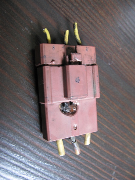 0605.jpg - The infamous "brown connector" doesn't connect very well, although it does a good job of being brown.