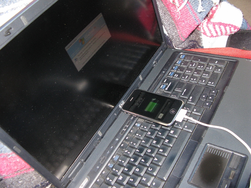 IMG_1110.JPG - Use the big battery of the laptop to keep the little battery of the phone alive for a weekend.
