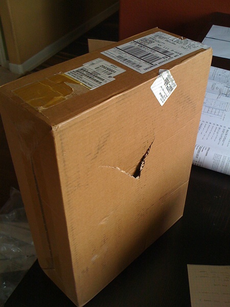 IMG_0114.JPG - Ah. Big hole in the box. That's what's up with that.