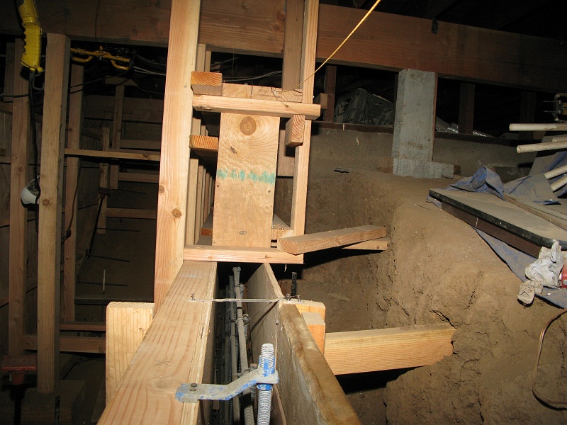 IMG_1278.JPG - Spacers make sure the rebar is in the middle of the concrete.