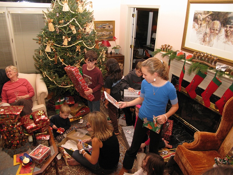 IMG_1344.JPG - The feeding frenzy begins.
