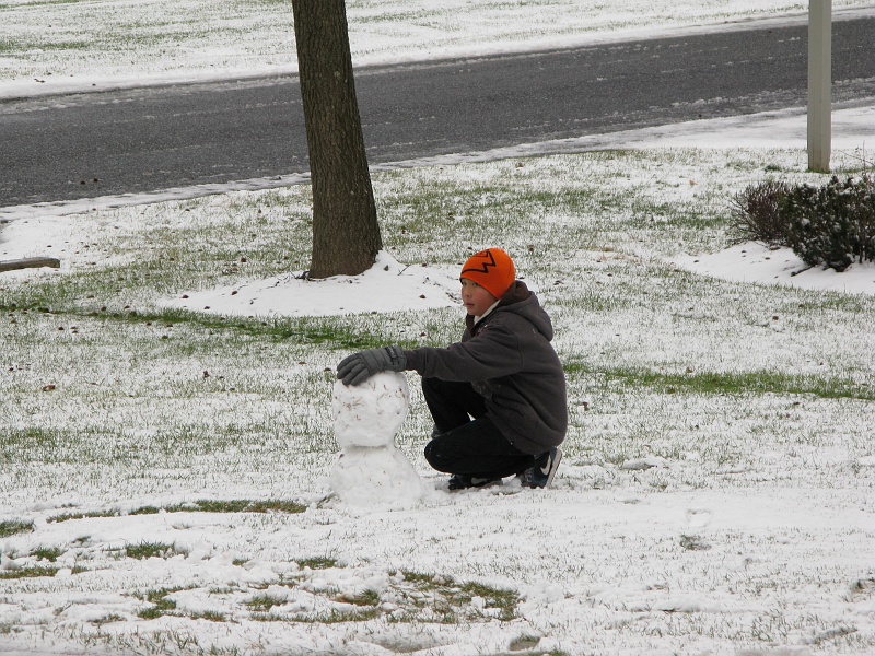 IMG_1382.JPG - Good sticky snow. Let the snowmen commence.