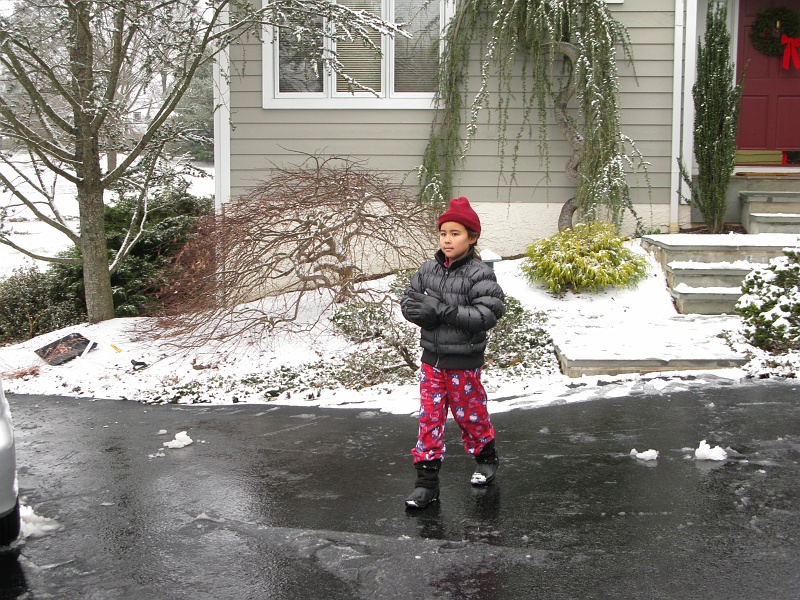 IMG_1390.JPG - Papa's gloves are a little big.