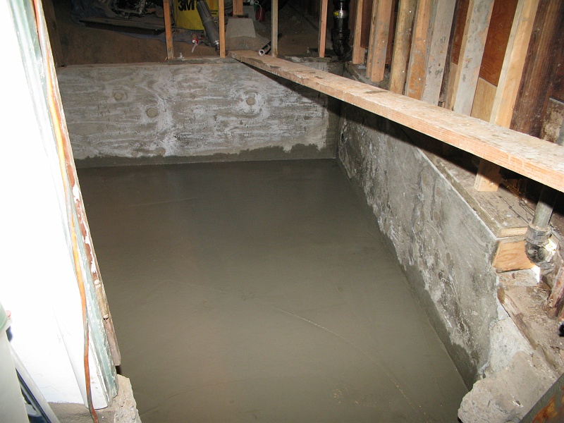 IMG_1569.JPG - Leveled and floated and all that good stuff. Water still weeping into the far corner.