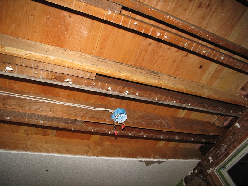IMG_1652.JPG - You can really see the difference between real two inch lumber and what passes for it today. Not sure what the shorter boards were for.