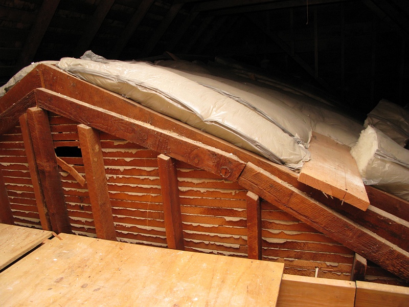 IMG_1703.JPG - Support for the vaulted living room ceiling.