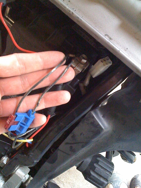 IMG_0207.JPG - While digging into the bike to get to the throttle problem, the reason the electric vest doesn't work becomes obvious. Last person to disconnect the battery wired both terminals of the vest hookup to the same pole. Duh.
