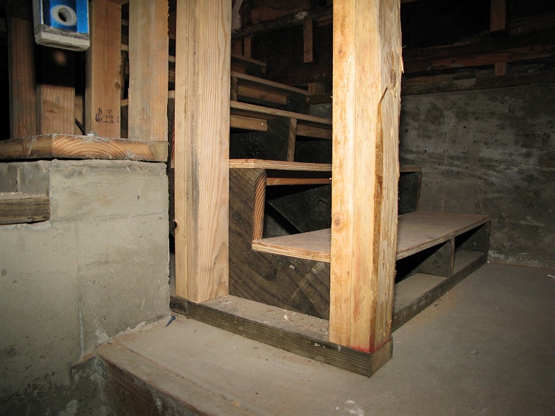 IMG_1774.JPG - A sawblade width here or there and the risers can be off 1/4" from each other pretty quick.