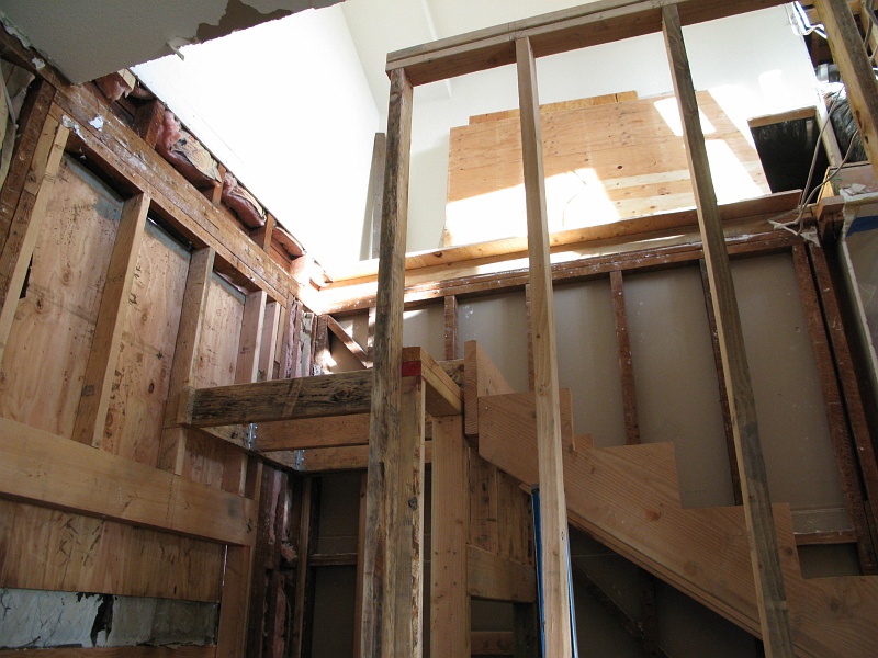 IMG_1784.JPG - Stairs will go up to the landing like so.