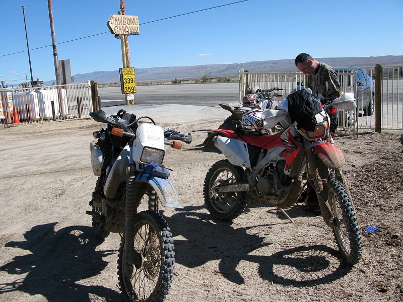 IMG_1847.JPG - This is supposed to be the turnaround point. With no clutch cable and an 7 hour drive home from the hotel, we elect to bail on the paved road here straight back to Ridgecrest.
