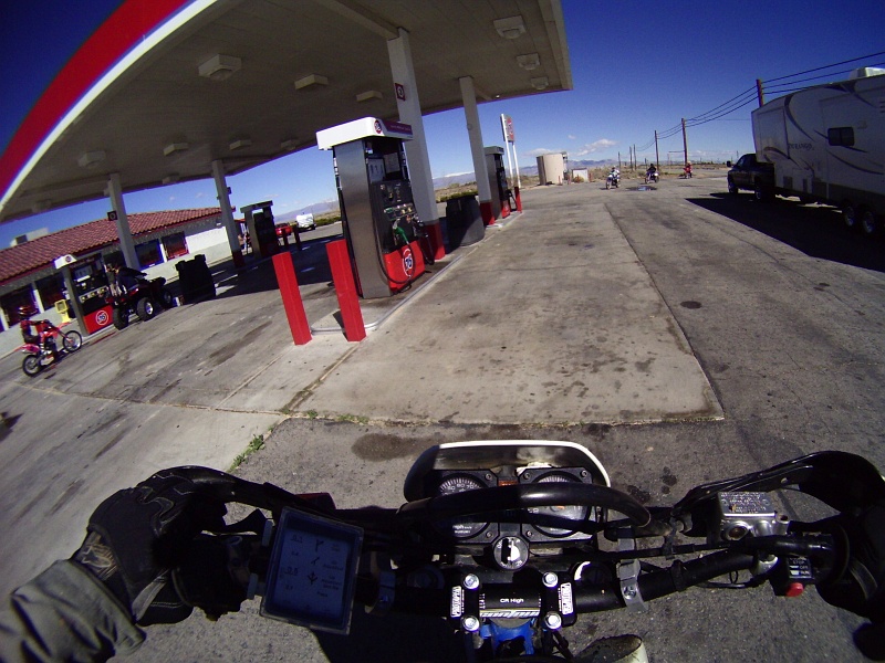 PICT1615.JPG - Bike started and made it the next 10 miles. 165 miles since filling up. Will have to do some tests to see why the tank wouldn't drain all the way.