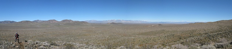 hi_desert_pano_crop.jpg - Photoshop's panorama merge feature works very well these days. That's actually a pretty steep drop off in front of Pete.