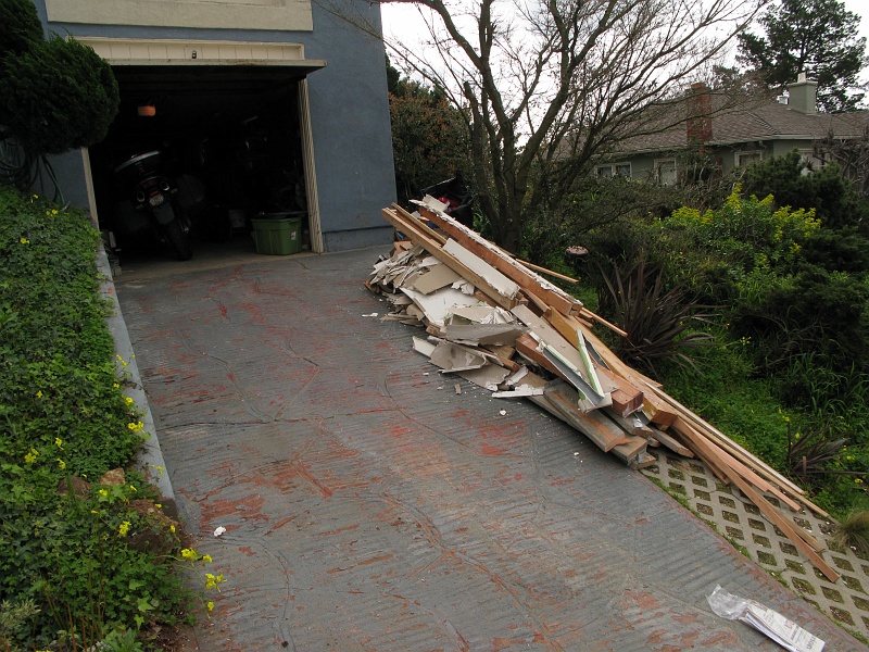 IMG_1880.JPG - Ah, the junk pile.