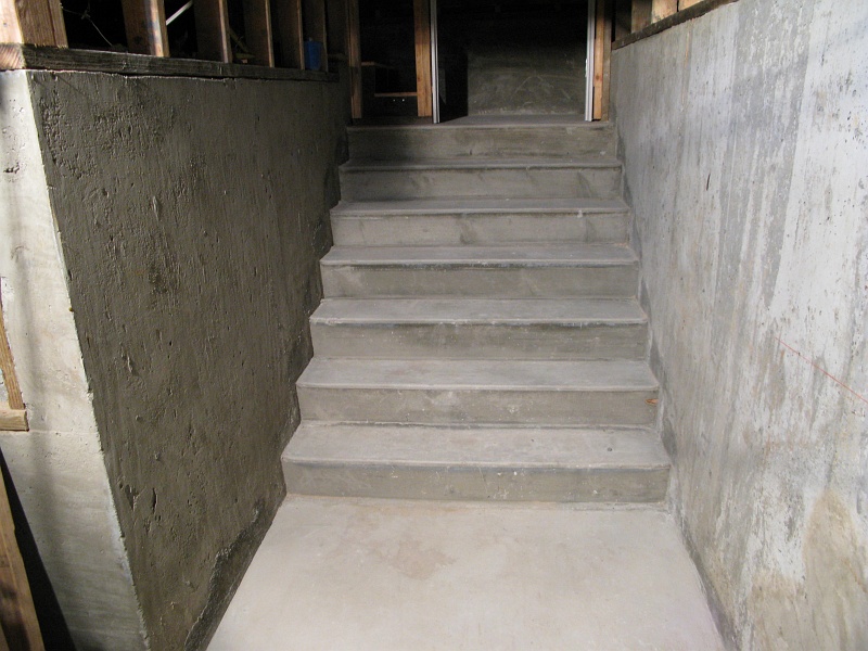 IMG_1900.JPG - The last of the wooden framing for the pour has been removed. Steps look nice.