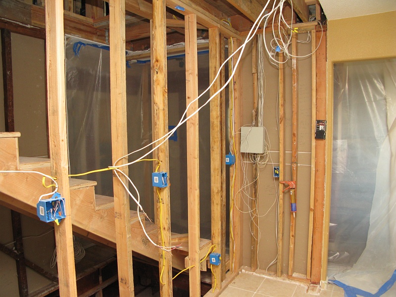 IMG_1966.JPG - Plenty of countertop power and under cabinet lighting.