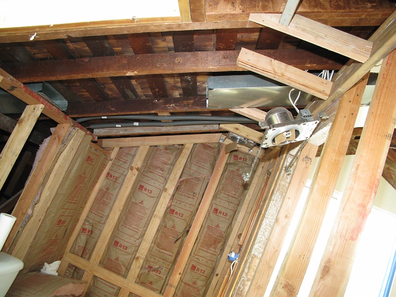 IMG_2151.JPG - There's a lot going on in that ceiling.